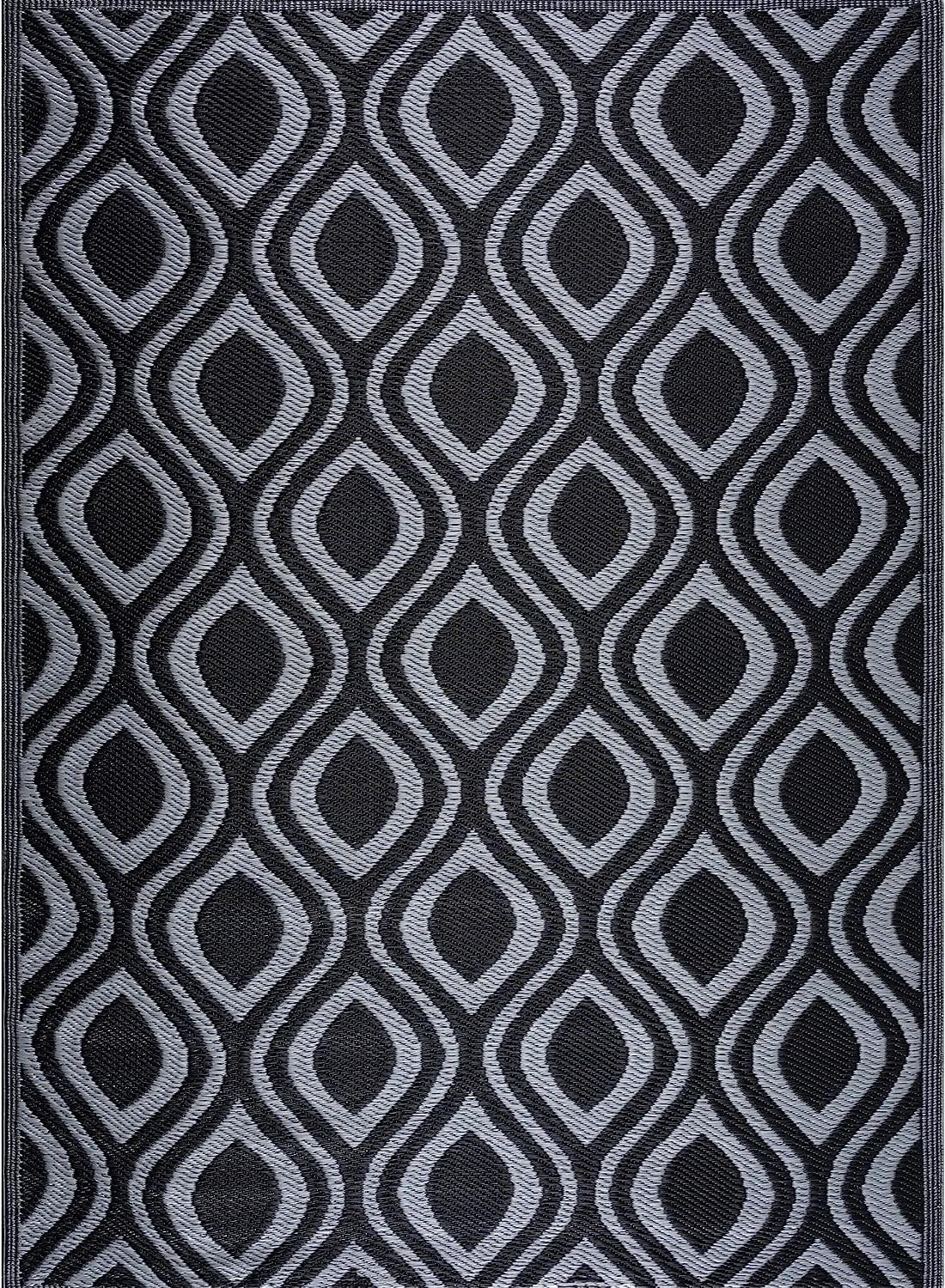 Playa Outdoor Rug - Crease-Free Recycled Plastic Floor Mat for Patio, Camping, Beach, Balcony, Porch, Deck - Weather, Water, Stain, Lightweight, Fade and UV Resistant - Venice- Black & Gray