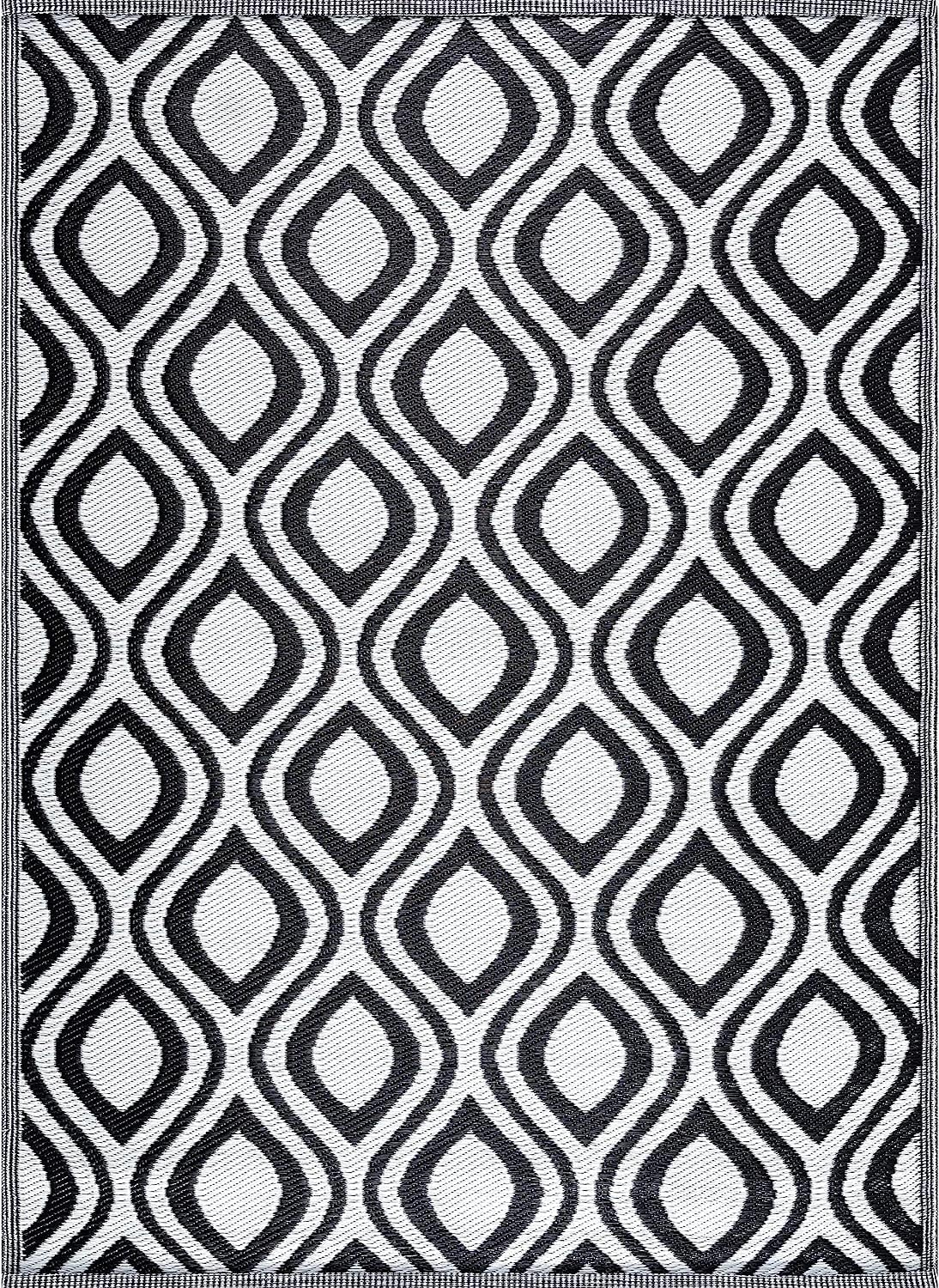 Playa Outdoor Rug - Crease-Free Recycled Plastic Floor Mat for Patio, Camping, Beach, Balcony, Porch, Deck - Weather, Water, Stain, Lightweight, Fade and UV Resistant - Venice- Black & White