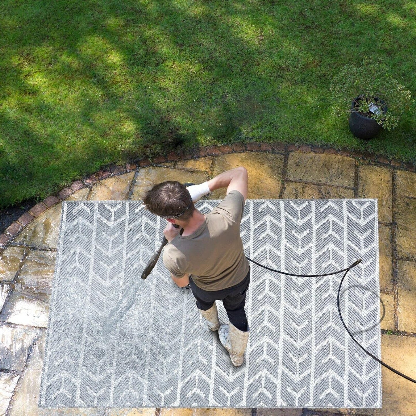 Playa Outdoor Rug - Crease-Free Recycled Plastic Floor Mat for Patio, Camping, Beach, Balcony, Porch, Deck - Weather, Water, Stain, Lightweight, Fade and UV Resistant - Amsterdam- Gray & White