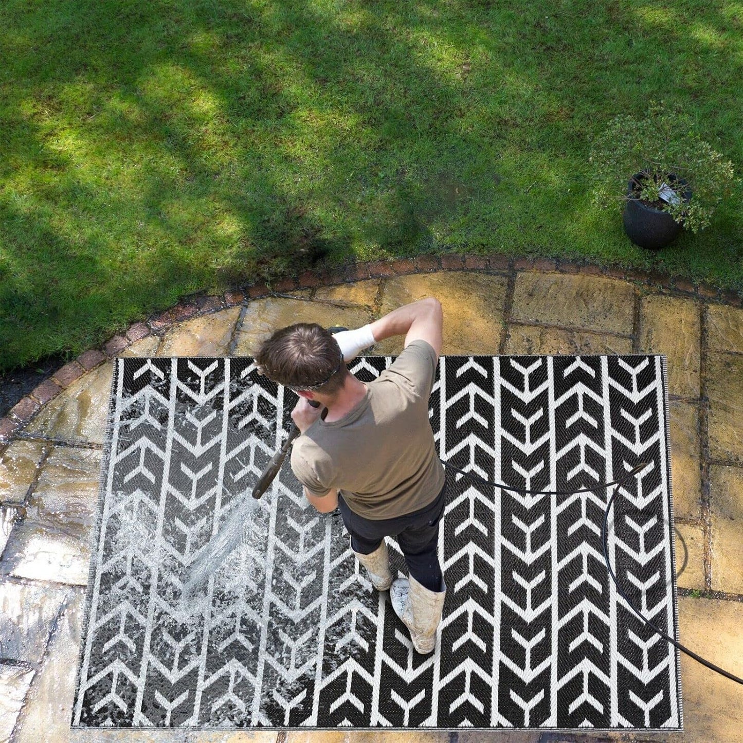 Playa Outdoor Rug - Crease-Free Recycled Plastic Floor Mat for Patio, Camping, Beach, Balcony, Porch, Deck - Weather, Water, Stain, Lightweight, Fade and UV Resistant - Amsterdam- Black & White