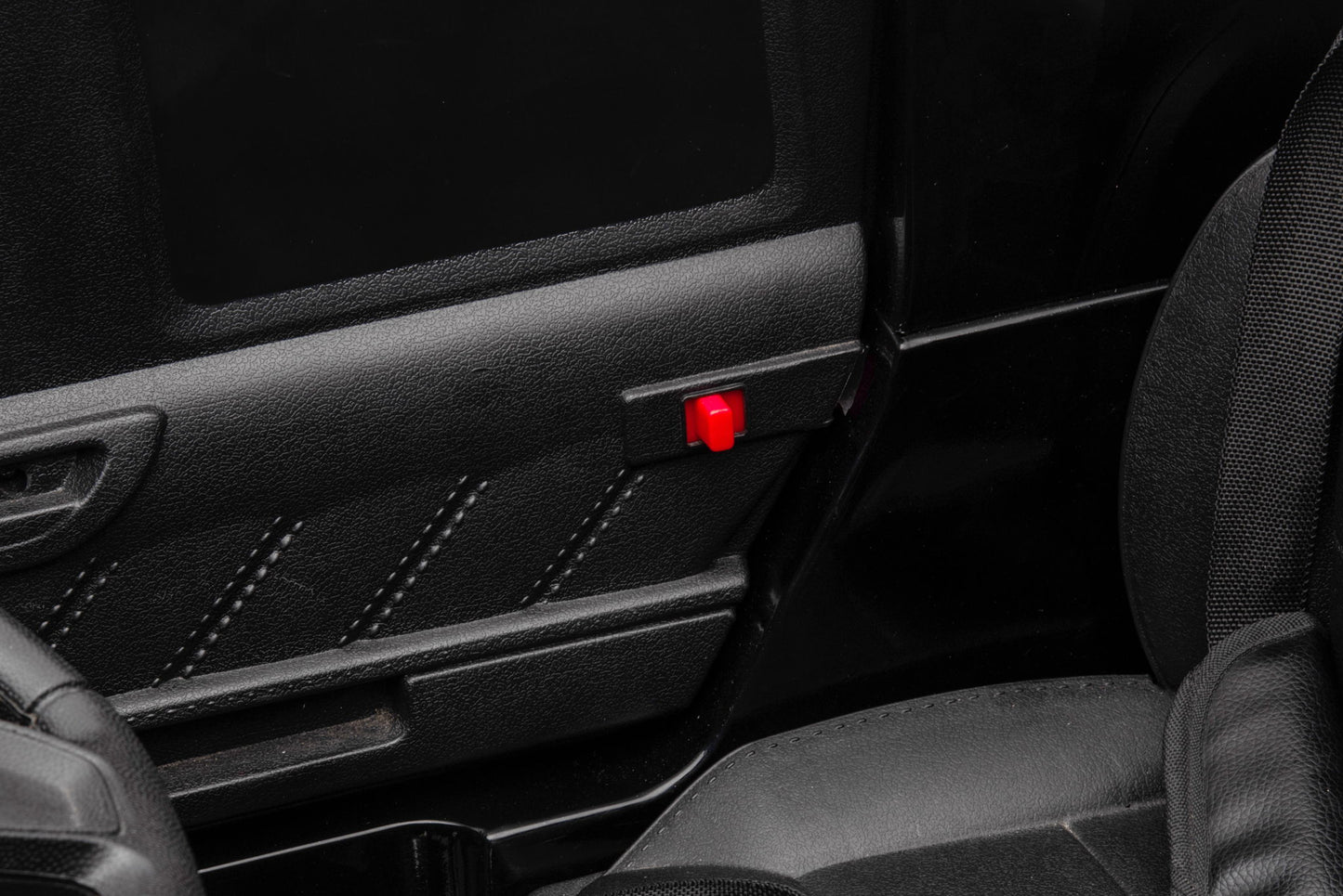 12V7A 30W*2 Four-Wheel Drive Seat One Button Start, Forward And Backward, High And Low Speed, Music, Front Light, Power Display, Two Doors Can Open, 2.4G R / C, Seat Belt Four Wheel Absorber