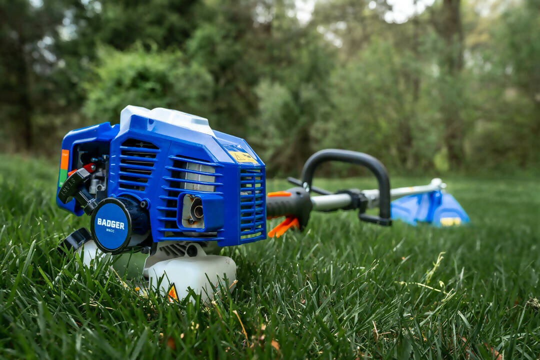Wild Badger Power Gas 31cc 4-Cycle 2 in 1 Straight Shaft String Trimmer and Brush Cutter Blade with Bonus Harness