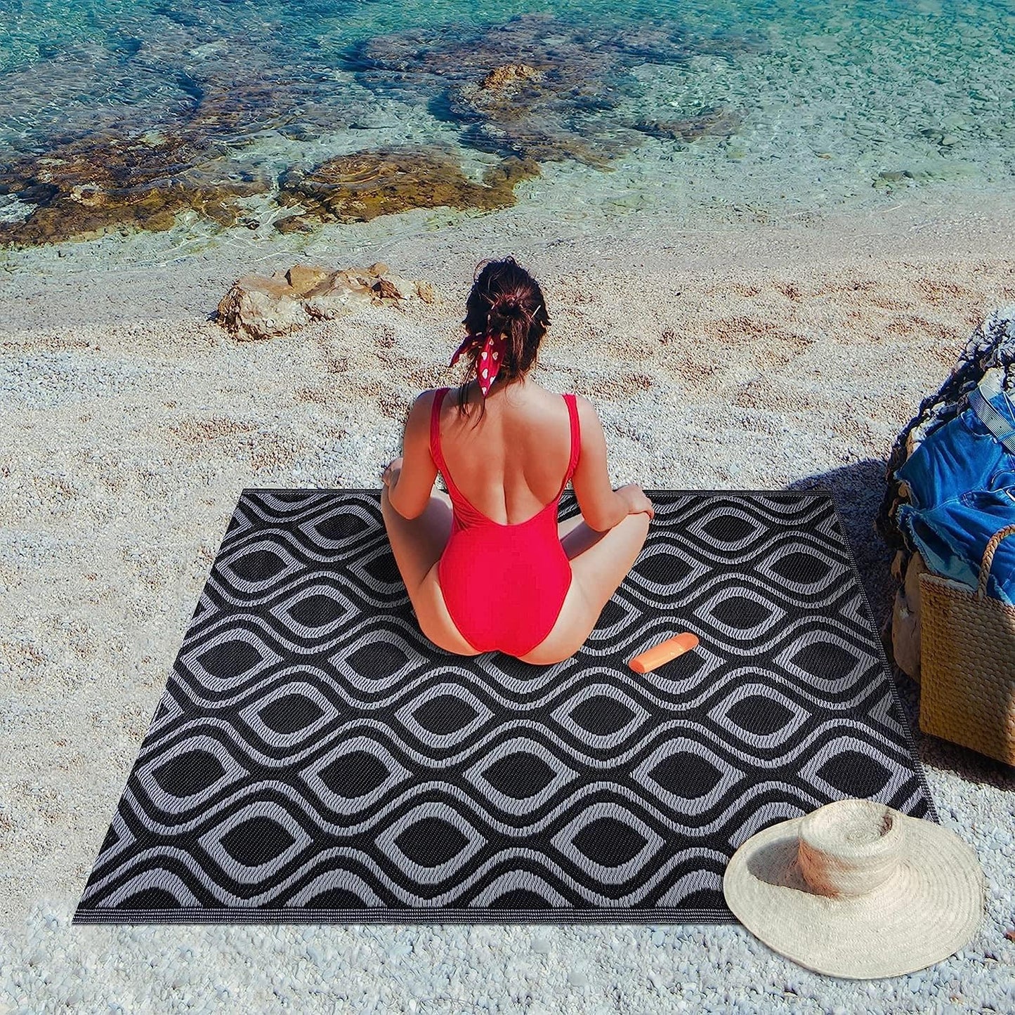 Playa Outdoor Rug - Crease-Free Recycled Plastic Floor Mat for Patio, Camping, Beach, Balcony, Porch, Deck - Weather, Water, Stain, Lightweight, Fade and UV Resistant - Venice- Black & Gray (4'x6')