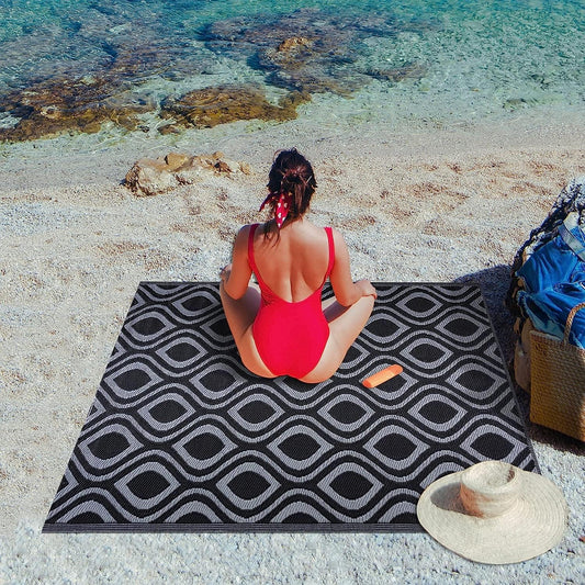 Playa Outdoor Rug - Crease-Free Recycled Plastic Floor Mat for Patio, Camping, Beach, Balcony, Porch, Deck - Weather, Water, Stain, Lightweight, Fade and UV Resistant - Venice- Black & Gray (5'x7')